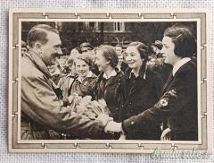 Cartolina fotografica d'epoca nazista di propaganda che ritrae Adolf Hitler con ragazze Hitlerjugend