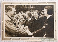 Cartolina fotografica d'epoca nazista di propaganda che ritrae Adolf Hitler con ragazze Hitlerjugend