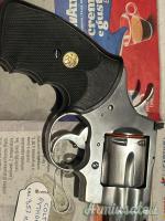 Revolver marca COLT, mod. Python Inox, cal.357 MAG