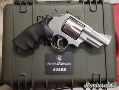REVOLVER  SMITH & WESSON MOD. 629 ES EMERGENCY SURVIVAL TOOL KIT CAL. 44 MAGNUM.