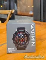 Garmin Fenix 8, calibro 51 mm, con colore Sapphire e arancione