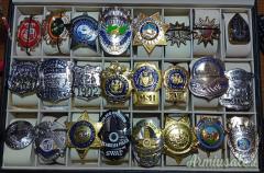 Vendo collezione distintivi tutti in metallo