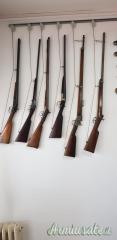 Collezione di armi antiche in blocco: avancarica, revolver ottocenteschi e sciabole indiane