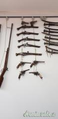 Collezione di armi antiche in blocco: avancarica, revolver ottocenteschi e sciabole indiane