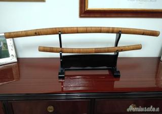 Set Katana + Wakizashi decorativi con impugnatura in rattan e supporto – Ottimo stato
