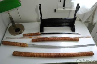 Set Katana + Wakizashi decorativi con impugnatura in rattan e supporto – Ottimo stato
