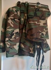 completo impermeabile mimetica con giacca imbottita e pantaloni con bretelle. taglia 54-56