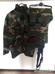completo impermeabile mimetica con giacca imbottita e pantaloni con bretelle. taglia 54-56