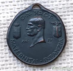 Medaglia d’appartenenza alla “OPERA NAZIONALE PROTEZIONE MATERNITÀ E INFANZIA” modello 1930