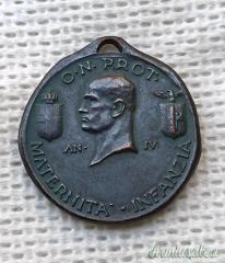 Medaglia d’appartenenza alla “OPERA NAZIONALE PROTEZIONE MATERNITÀ E INFANZIA” modello 1930