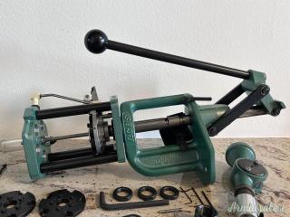 Pressa RCBS Monostazione + Kit Progressivo RCBS Piggyback (5 stazioni) + Dosatore e Shell Plates